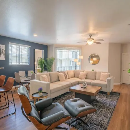 Luxurious 3Bd - Gym, W-D, Parking - Sleeps 8 Apartment