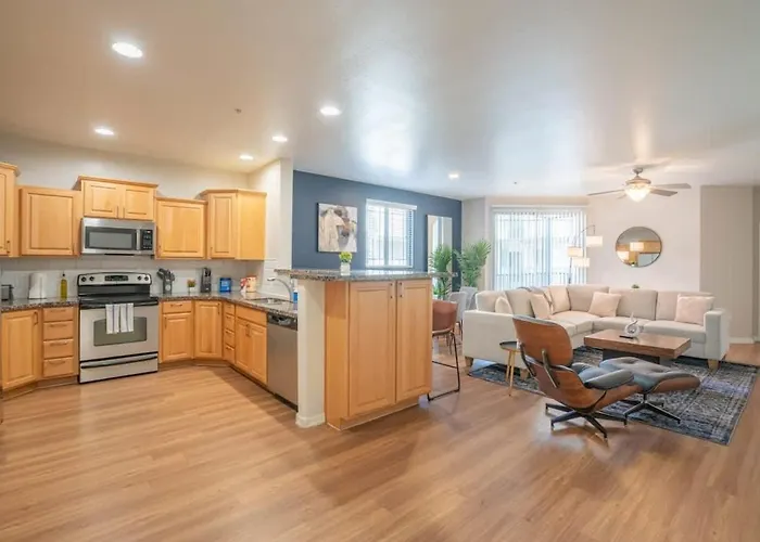 Luxurious 3bd - Gym, W-d, Parking - Sleeps 8