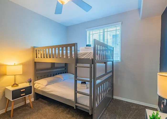 Luxurious 3bd - Gym, W-d, Parking - Sleeps 8 Apartment