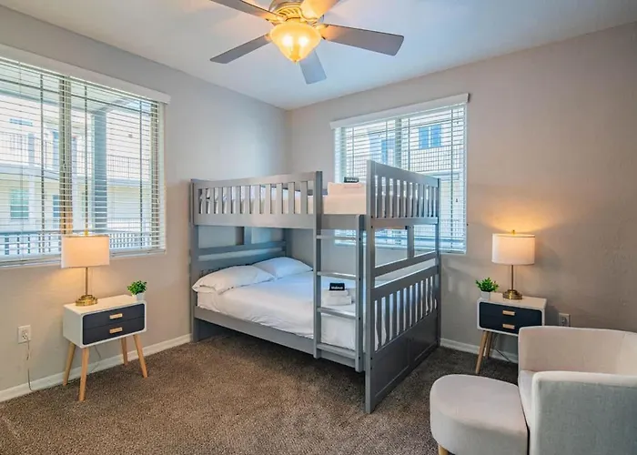 Luxurious 3bd - Gym, W-d, Parking - Sleeps 8 Apartment