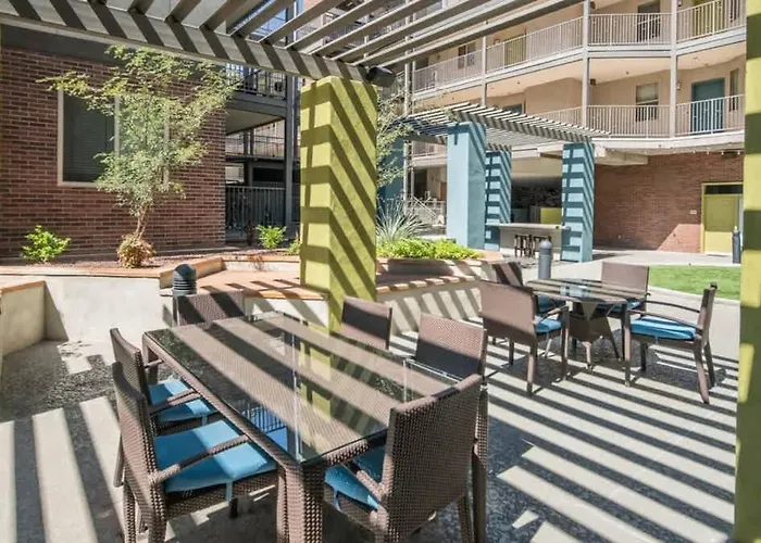 Luxurious 3bd - Gym, W-d, Parking - Sleeps 8 *