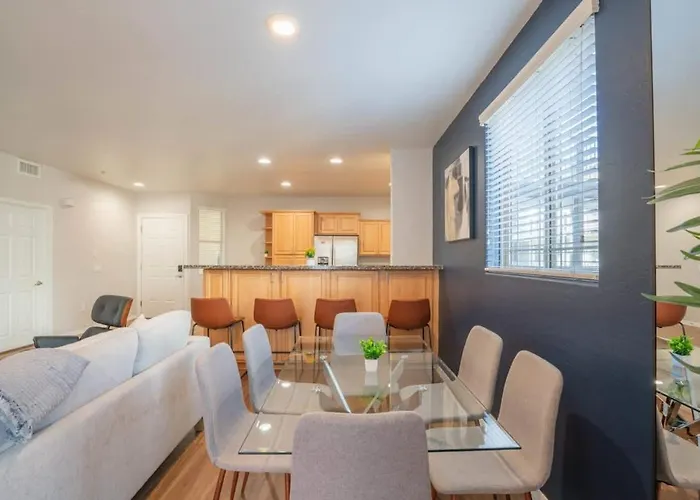 Apartment Luxurious 3bd - Gym, W-d, Parking - Sleeps 8 *
