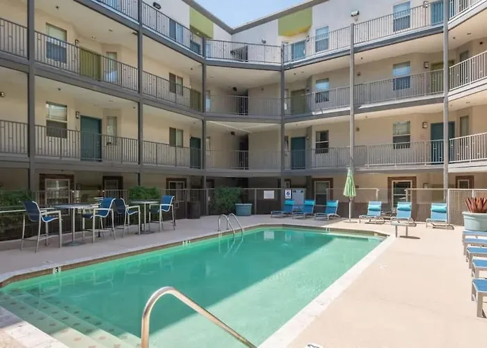 Apartment Luxurious 3bd - Gym, W-d, Parking - Sleeps 8