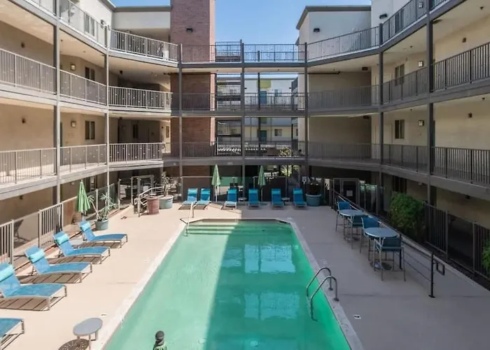 Luxurious 3bd - Gym, W-d, Parking - Sleeps 8 *