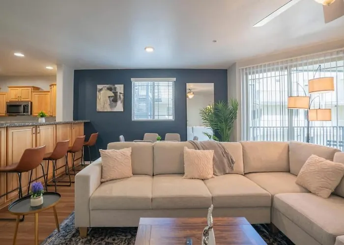 Luxurious 3bd - Gym, W-d, Parking - Sleeps 8 Apartment Tempe