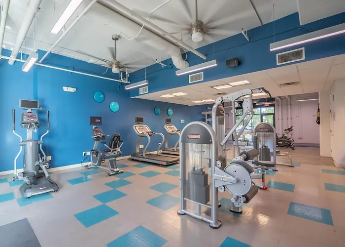 Luxurious 3bd - Gym, W-d, Parking - Sleeps 8 Apartment *