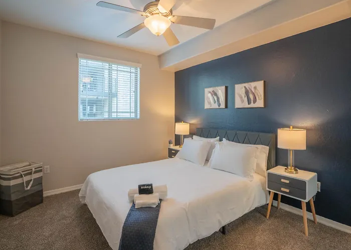 Luxurious 3bd - Gym, W-d, Parking - Sleeps 8 *