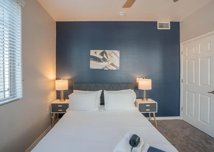Apartment Luxurious 3bd - Gym, W-d, Parking - Sleeps 8 *