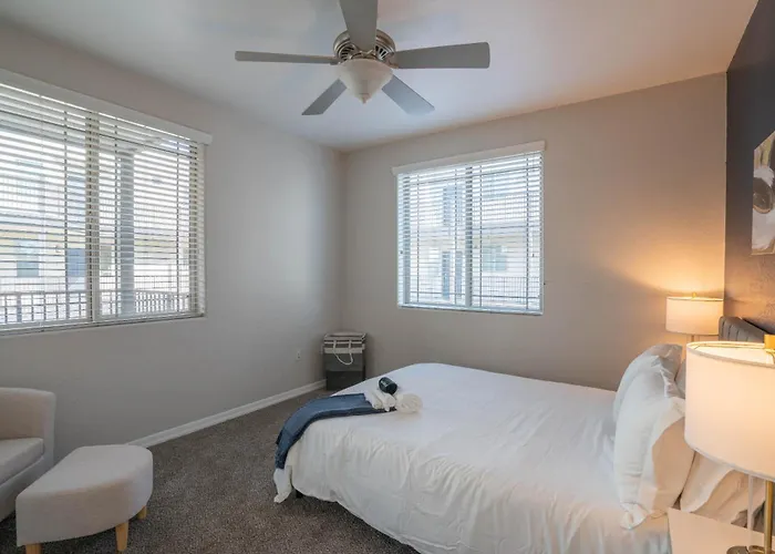 Luxurious 3bd - Gym, W-d, Parking - Sleeps 8 Apartment