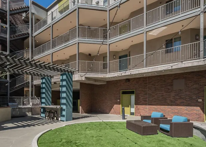 Apartment Luxurious 3bd - Gym, W-d, Parking - Sleeps 8 *