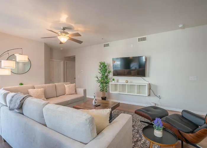 Luxurious 3bd - Gym, W-d, Parking - Sleeps 8 Apartment Tempe